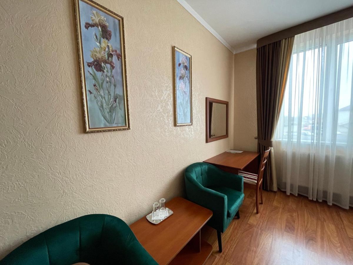 Yunist Hotel Ivano Frankivsk Bagian luar foto