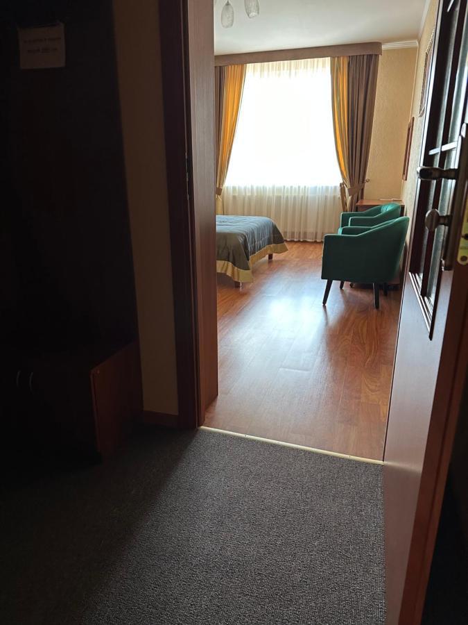 Yunist Hotel Ivano Frankivsk Bagian luar foto